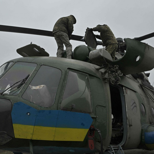 &lt;p&gt;Ukrajinci popravljaju helikopter Mi-8 u Doneckoj regiji&lt;/p&gt;