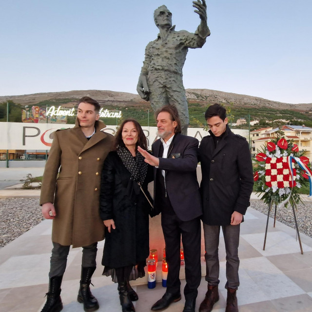 &lt;p&gt;Kipar Ivan Kujundžić sa svojom obitelji ispred Tuđmanova spomenika u Podstrani&lt;/p&gt;