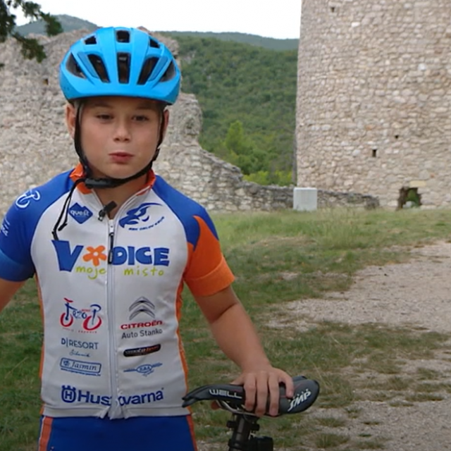 &lt;p&gt;Enzo Perlić, desetogodišnjak iz Drniša, osvaja srca svojim vratolomijama na biciklu dok ostali zadržavaju dah i srce&lt;/p&gt;