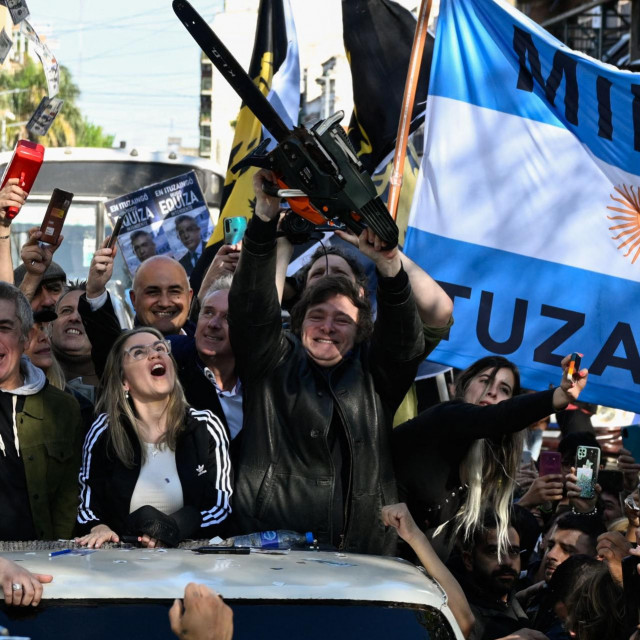 &lt;p&gt;Slavlje pristaša novog argentinskog predsjednika Javiera Mileija, koji se vozi s motornom pilom u rukama poručujući tako da je spreman na oštre rezove&lt;/p&gt;