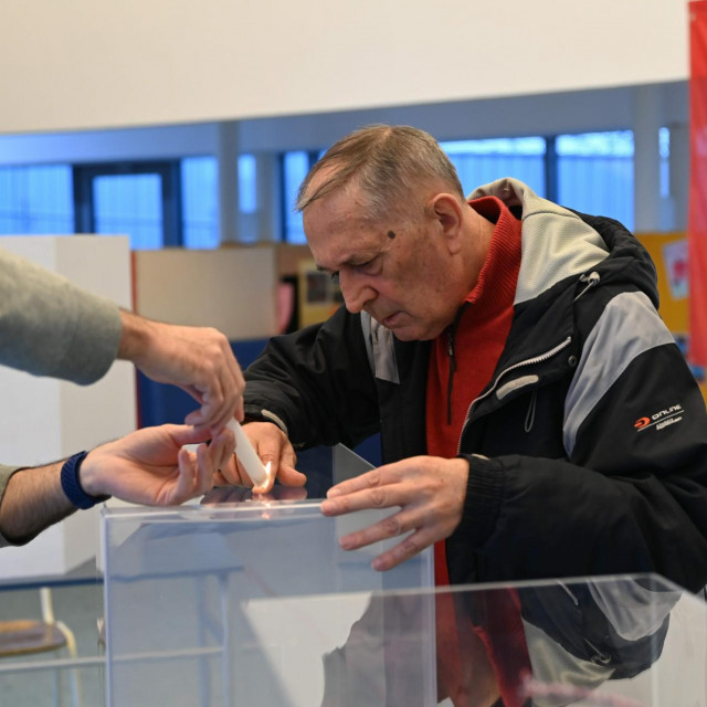 &lt;p&gt;Pečaćenje glasačke kutije na prošlim izborima u Srbiji&lt;/p&gt;