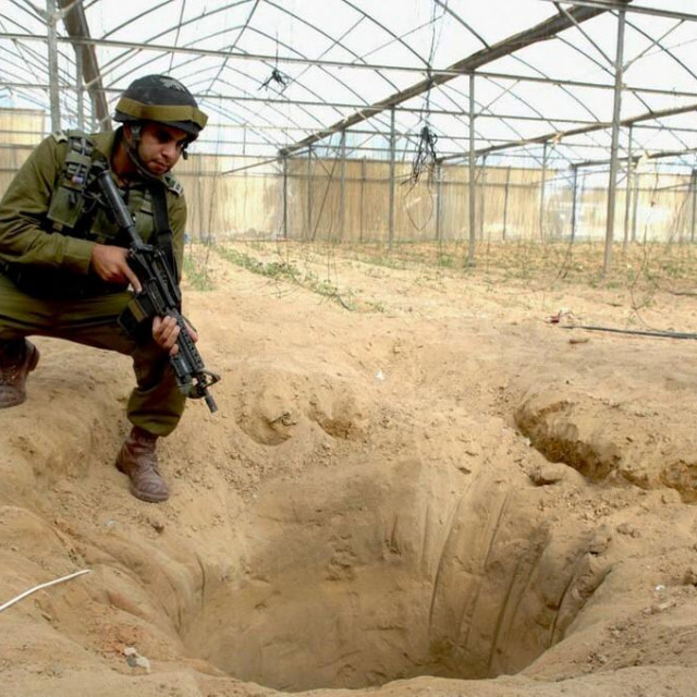 &lt;p&gt;Izraelski vojnik nad još jednim tajnim ulazom u Hamasov tunel&lt;/p&gt;