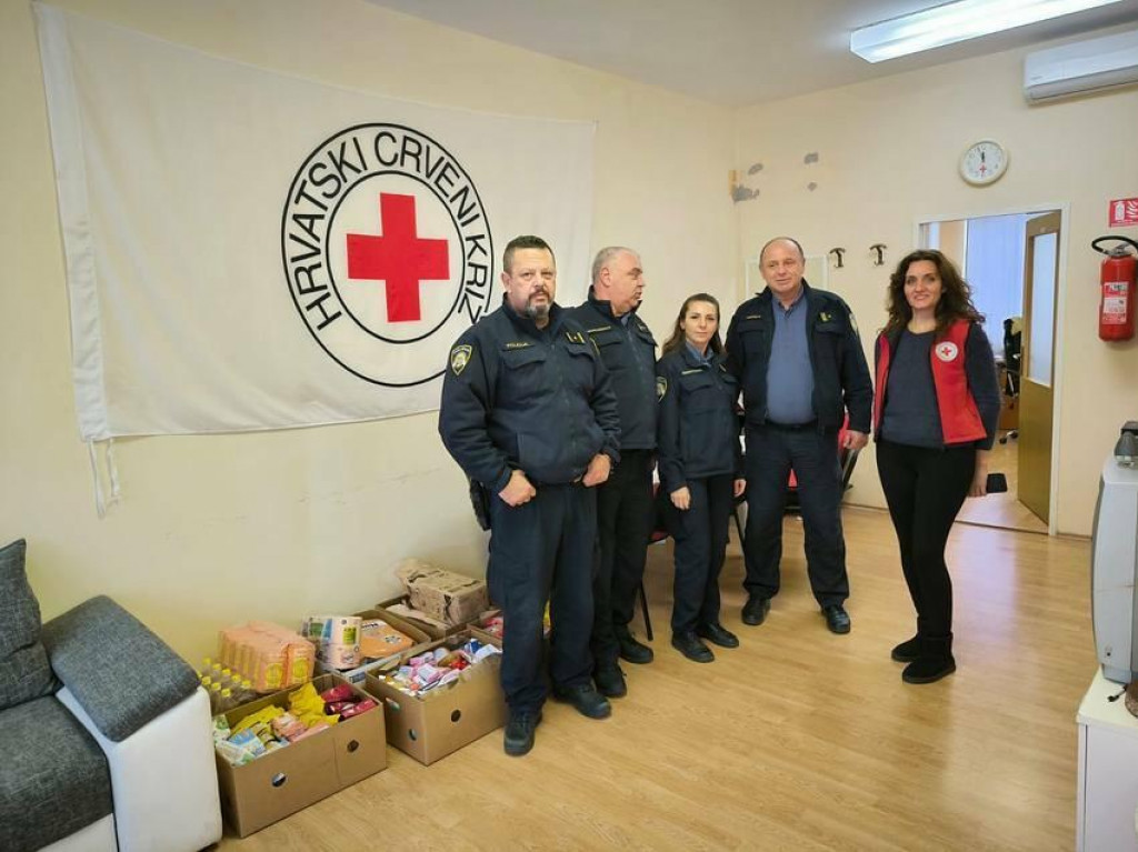 &lt;p&gt;Djelatnici Policijske postaje Ploče darovali pločanski Crveni križ&lt;/p&gt;