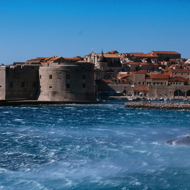 &lt;p&gt;Dubrovnik, 230219.&lt;br&gt;
Orkanska bura na dubrovackom podrucju, uz manje materijalne stete, prouzrocila i teskoce u prometu.&lt;br&gt;