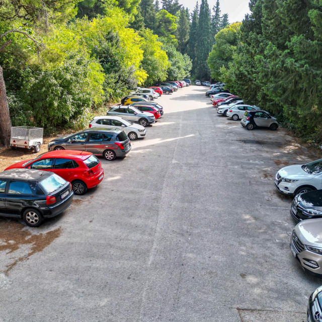 &lt;p&gt;DV Dubrovnik, 061023. Zgrada Karingtonka u Sipcinama i obliznji parking kojeg stanari ove zgrade moraju isprazniti zbog izgradnje poslovno stambenog prostora. Na fotografiji: Parking pred zgrade Karington.