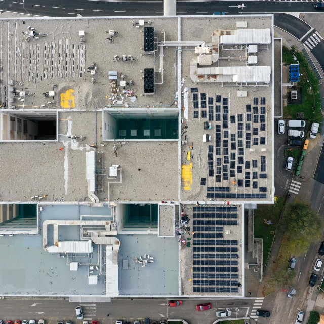 <p>Postavljanje solarnih panela na krov Poliklinike Opće bolnice Zadar</p>