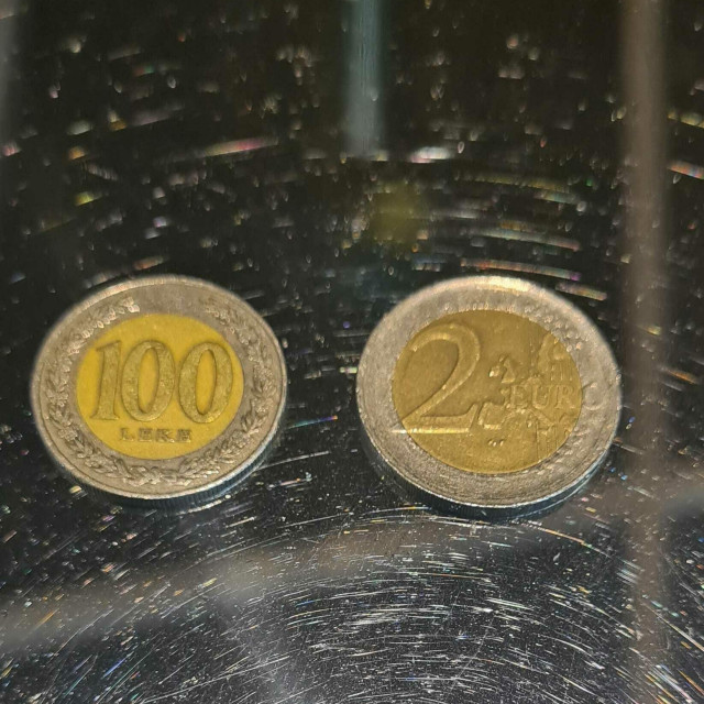 &lt;p&gt;Kovanice od 2 eura i 100 albanskih leka su poput blizanaca, ali ipak, vrijednost im nije ista...&lt;/p&gt;