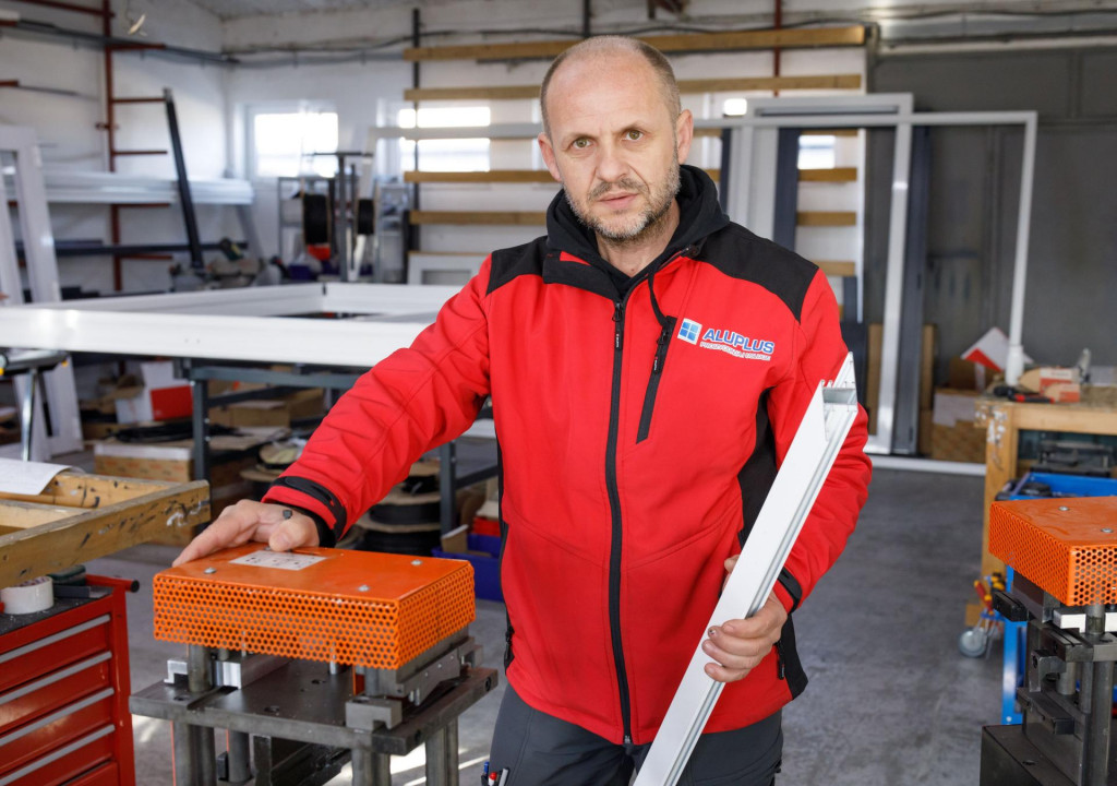 &lt;p&gt;Luka Gusić-Janjić je uz pomoć bespovratnih sredstava Županije kupio strojeve i opremu namijenjene za unaprjeđenje proizvodnje tvrtke ”ALUPLUS”&lt;/p&gt;