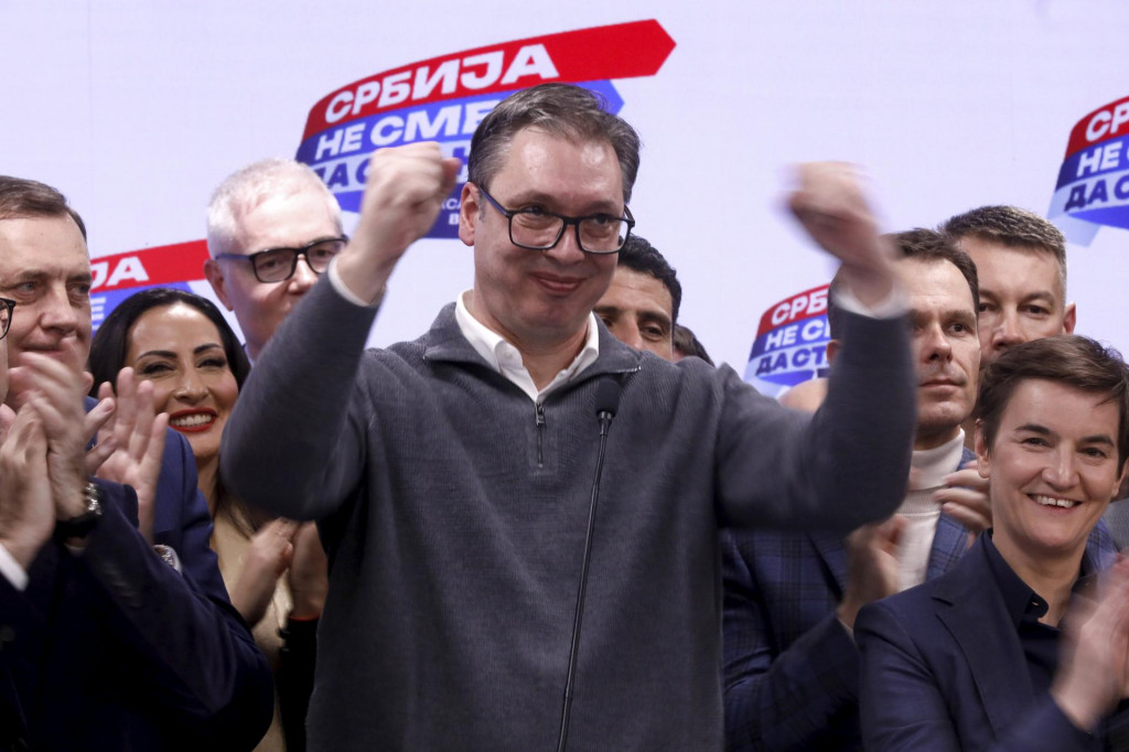 &lt;p&gt;Rijedak trenutak kada se Vučić prepustio slavlju, nakon čega se opet vratio radu&lt;/p&gt;
