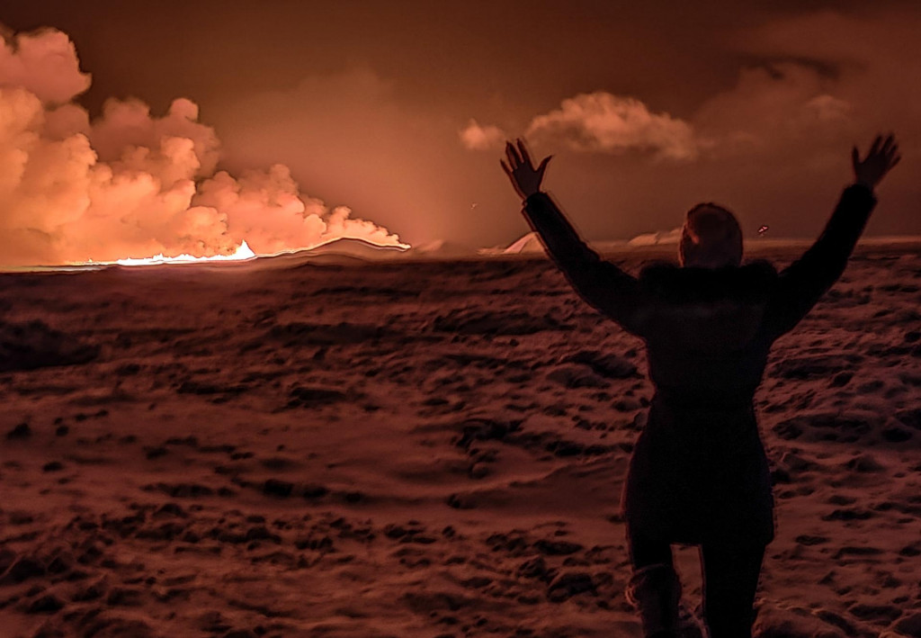 &lt;p&gt;Islanđanin gleda kako vulkan boja noćno nebo &lt;/p&gt;