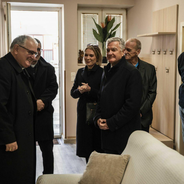 &lt;p&gt;Gradonačelnik Burić i biskup Rogić posjetili šibenske beskućnike&lt;/p&gt;