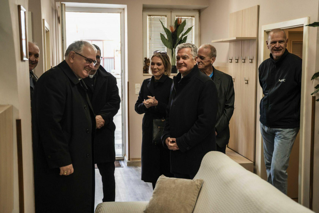 &lt;p&gt;Gradonačelnik Burić i biskup Rogić posjetili šibenske beskućnike&lt;/p&gt;