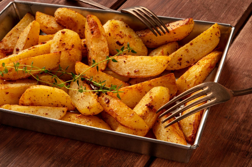 &lt;p&gt;Potato wedges, oven roasted, with thyme, a close-up in a baking tray, with two forks&lt;/p&gt;