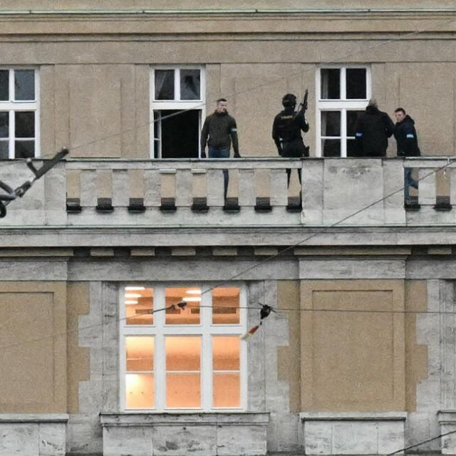 &lt;p&gt;Policajci na balkonu Karlova sveučilišta&lt;/p&gt;