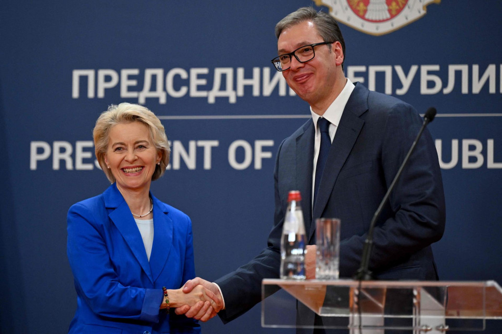 &lt;p&gt;‘Dugogodišnje tapšanje Vučića po ramenu pred kamerama pridonijelo je tome da sve manje Srba vjeruje u EU‘, piše Tageszeitung. Ursula Von der Leyen i Aleksandar Vučić&lt;/p&gt;