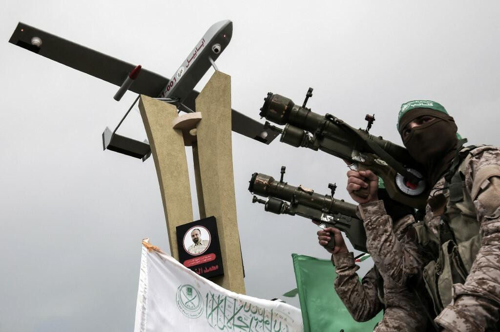 &lt;p&gt;Borci brigade Al-Qassam s dronom i slikom njegova tvorca&lt;/p&gt;