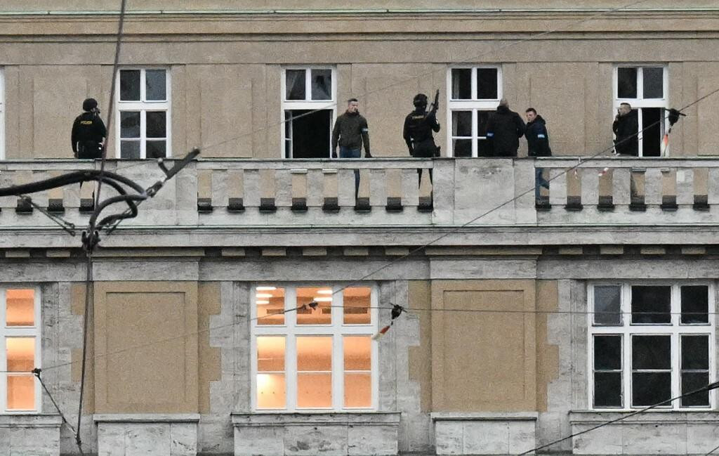 &lt;p&gt;Policajci na balkonu Karlova sveučilišta&lt;/p&gt;