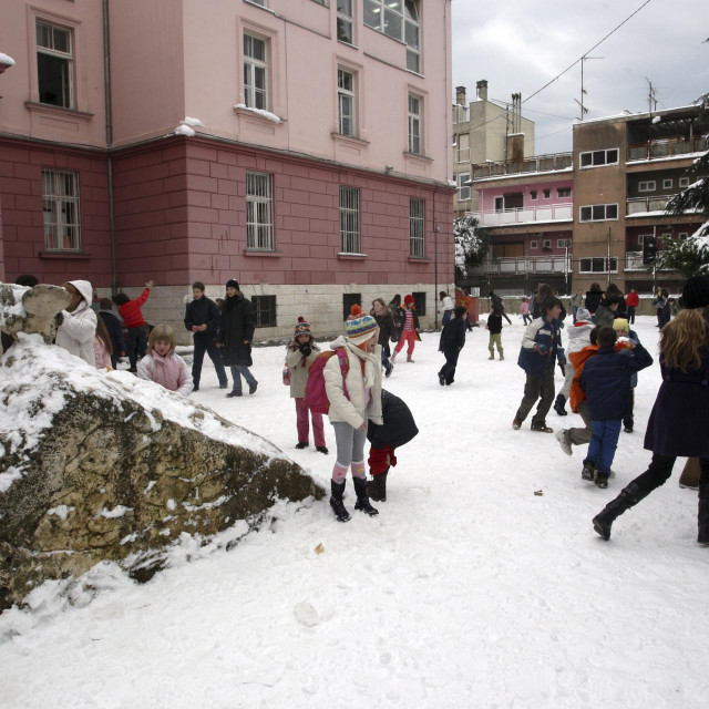&lt;p&gt;Škola u Drnju kod Koprivnice je evakuirana pa su djeci praznici počeli ranije (ilustracija)&lt;/p&gt;