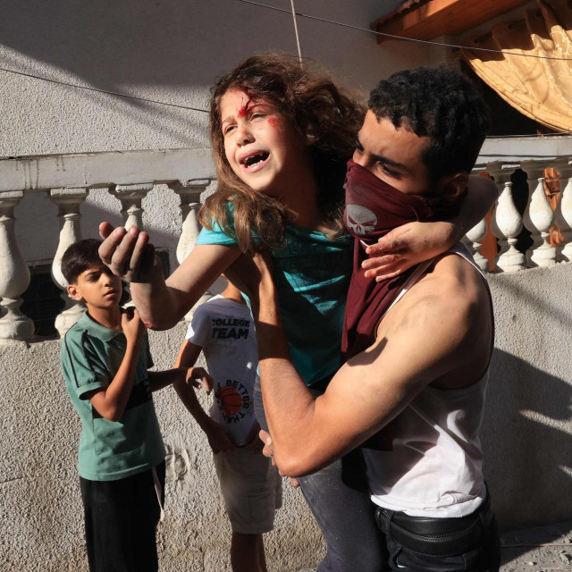 &lt;p&gt;Palestinac pomaže djevojci koja je bila u zgradi pogođenoj tijekom napada izraelske vojske&lt;/p&gt;