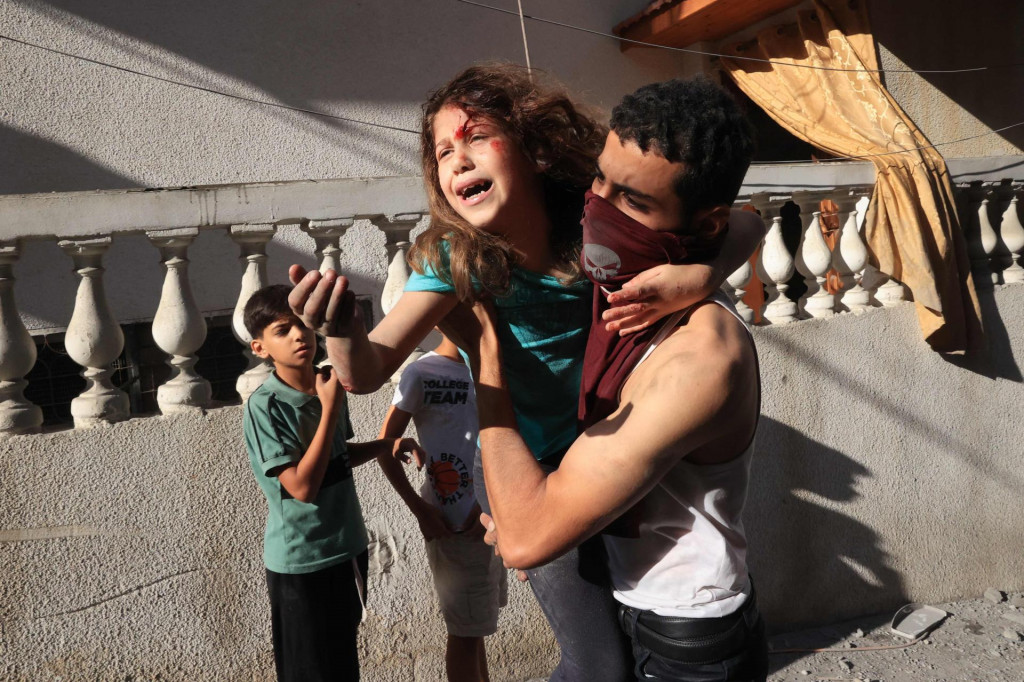 &lt;p&gt;Palestinac pomaže djevojci koja je bila u zgradi pogođenoj tijekom napada izraelske vojske&lt;/p&gt;
