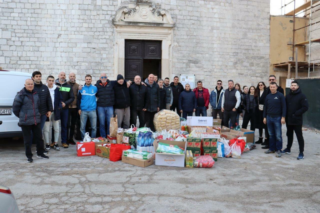 &lt;p&gt;Devetu godinu zaredom zadarska sekcija Hrvatskog zbora sportskih novinara inicirala je veliku humanitarnu akciju doniranja za Socijalnu samoposlugu Zadar&lt;/p&gt;