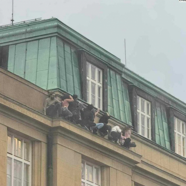 &lt;p&gt;Skupina studenata skrila se na krovu&lt;/p&gt;