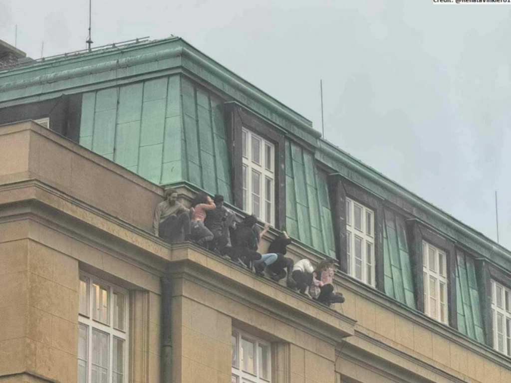 &lt;p&gt;Skupina studenata skrila se na krovu&lt;/p&gt;