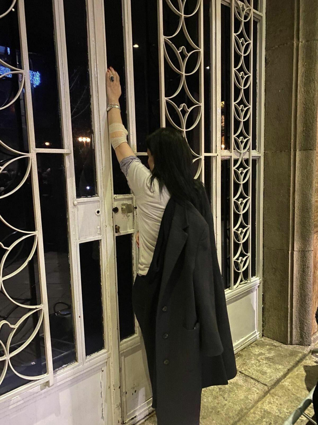 &lt;p&gt;Marinika Tepić ispred zaključanih vrata&lt;/p&gt;
