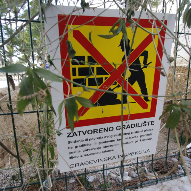 &lt;p&gt;Građevinska inspekcija postavila je znak zabrane radova na iskop uz stambenu zgradu na Šetalištu Franje Tuđmana, uz samu glavnu gradsku plažu&lt;/p&gt;