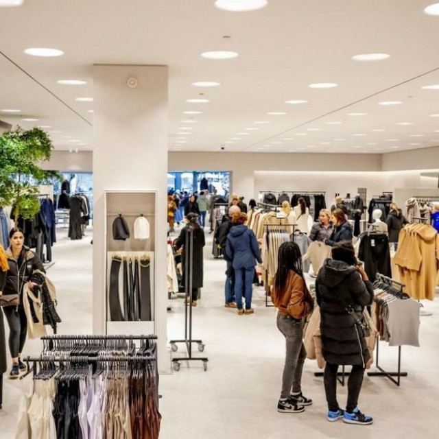 &lt;p&gt;Najveća Zara trgovina na svijetu nedavno je otvorena u Maasstadu&lt;br&gt;
 &lt;/p&gt;

&lt;p&gt; &lt;/p&gt;