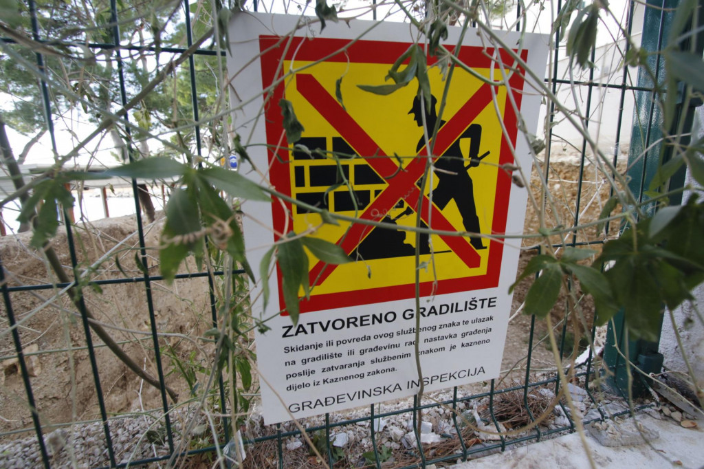 &lt;p&gt;Građevinska inspekcija postavila je znak zabrane radova na iskop uz stambenu zgradu na Šetalištu Franje Tuđmana, uz samu glavnu gradsku plažu&lt;/p&gt;
