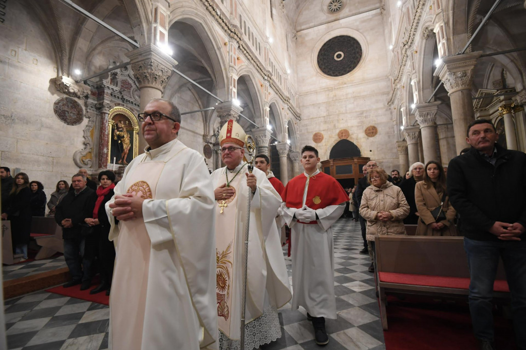 &lt;p&gt;&lt;br&gt;
Biskup sibenski Tomislav Rogic predvodio je misu Ponocku u katedrali Svetog Jakova.&lt;br&gt;
 &lt;/p&gt;