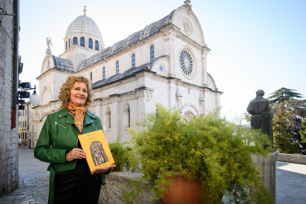 &lt;p&gt;Maja Gulin sa svojom knjigom ispred šibenske katedrale svetog Jakova&lt;/p&gt;