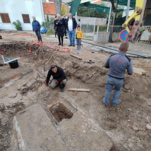 &lt;p&gt;Grobovi i kamene poklopnice ukradene s arheološkog lokaliteta u Biogradu&lt;/p&gt;