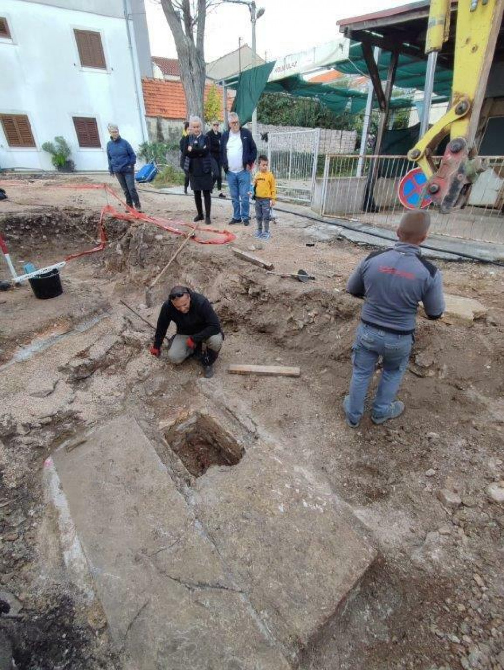 &lt;p&gt;Grobovi i kamene poklopnice ukradene s arheološkog lokaliteta u Biogradu&lt;/p&gt;