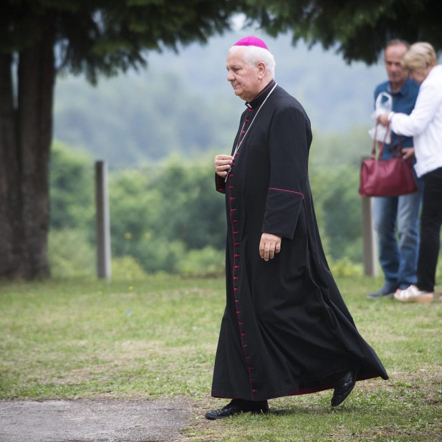 &lt;p&gt;Banjolučki biskup Franjo Komarica posjetio je Briševo 2016. godine&lt;/p&gt;