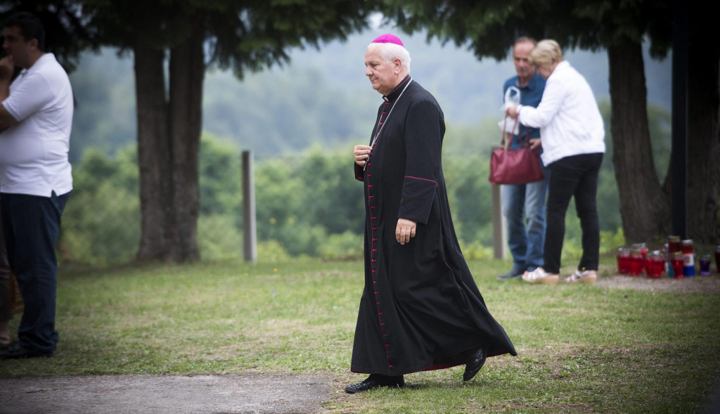 &lt;p&gt;Banjolučki biskup Franjo Komarica posjetio je Briševo 2016. godine&lt;/p&gt;