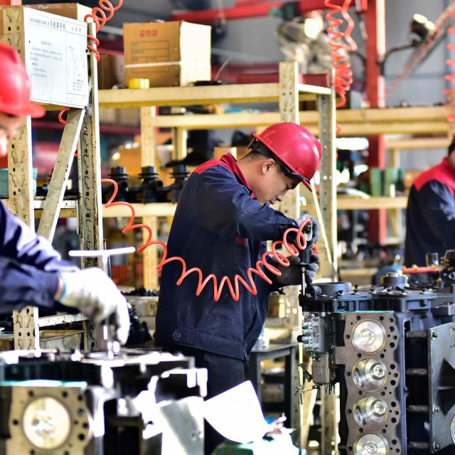 &lt;p&gt;Kineski radnici u tvornici motora u Qingzhou. Njihova produktivnost i organizacija rada nedostižna je za zapadne kompanije&lt;/p&gt;