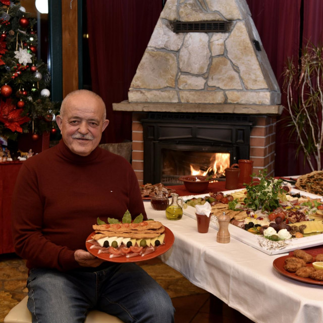 &lt;p&gt;Boris Grubišić Čabo, vlasnik restorana ‘Premijer Gaz‘ u Jabuci,  s dijelom delicija koje se nude gostima&lt;br&gt;
 &lt;/p&gt;