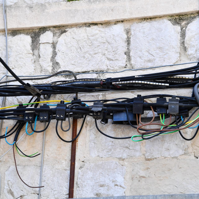 &lt;p&gt;DV&lt;br&gt;
Dubrovnik, 220323&lt;br&gt;
Neuredno postavljeni kabeli na gradskim proceljima i fasadama.&lt;br&gt;