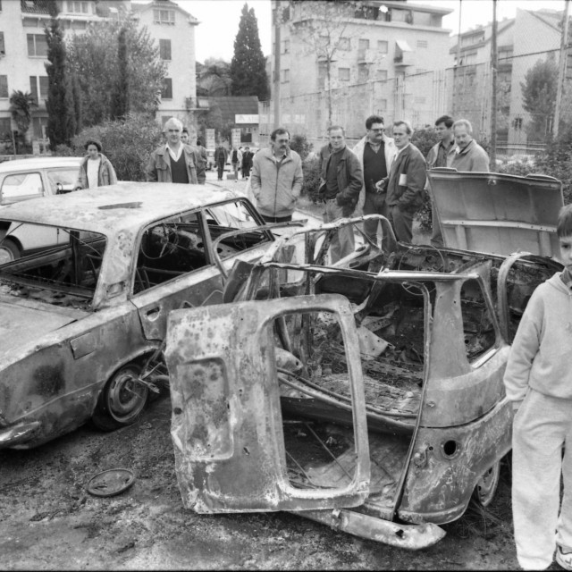 &lt;p&gt;Izgoreni automobili pored starog Hajdukovog igrališta nakon granatiranja Splita 1991. godine&lt;/p&gt;