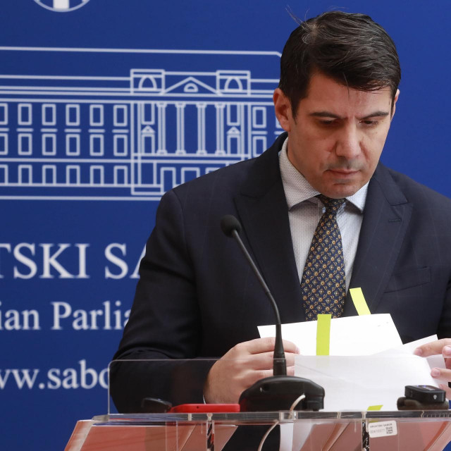 <p>Zagreb, 080124<br>
Trg svetog Marka, Hrvatski sabor.<br>
Konferencija za medije Kluba zastupnika Mosta na kojoj je zastupnik Nikola Grmoja govorio na temu, Fabris Perusko tesko ostetio Fortenova grupu u korist tajkuna Vujnovca.<br>
Na fotografiji: Nikola Grmoja.<br>