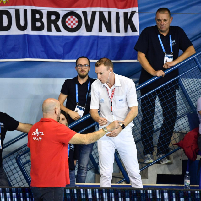 &lt;p&gt;Dubrovnik, 080124.&lt;br&gt;
Gradski bazen u Gruzu.&lt;br&gt;
Europsko prvenstvo u vaterpolu 2024.&lt;br&gt;
Preliminarna utakmica skupine A, Crna Gora - Hrvatska.&lt;br&gt;
Na fotografiji: Ivica Tucak, Tamas Kovacs Csatlos.&lt;br&gt;