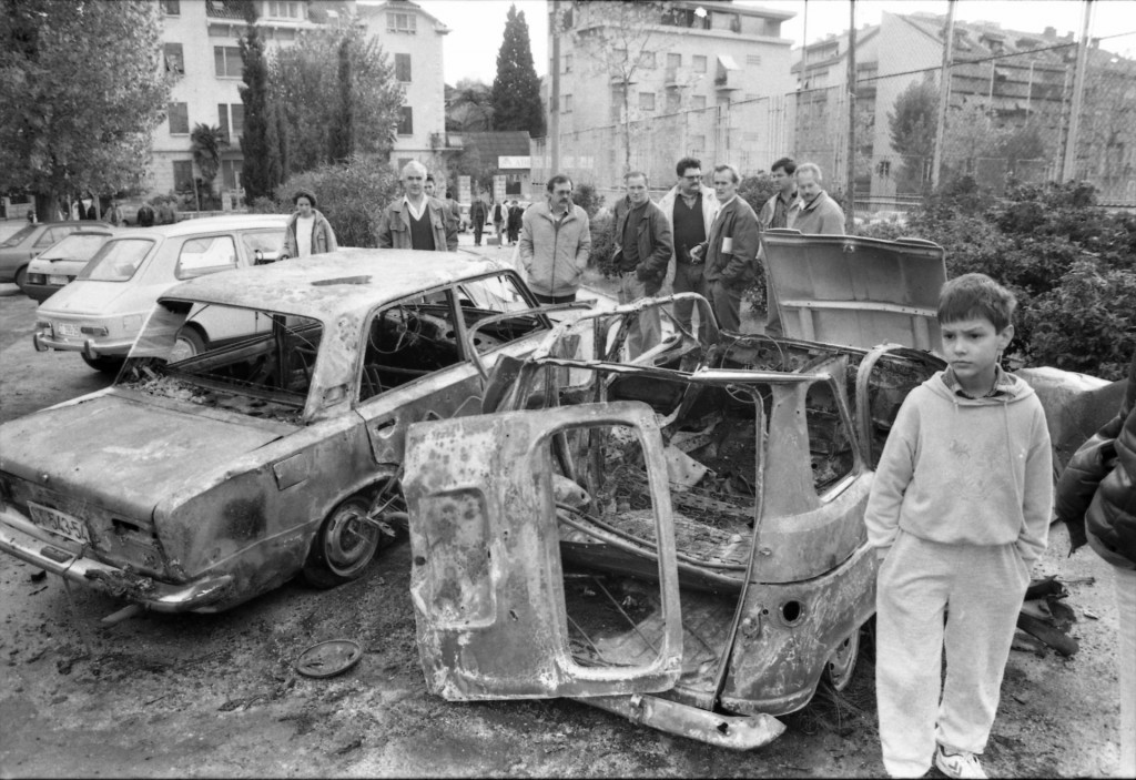 &lt;p&gt;Izgoreni automobili pored starog Hajdukovog igrališta nakon granatiranja Splita 1991. godine&lt;/p&gt;