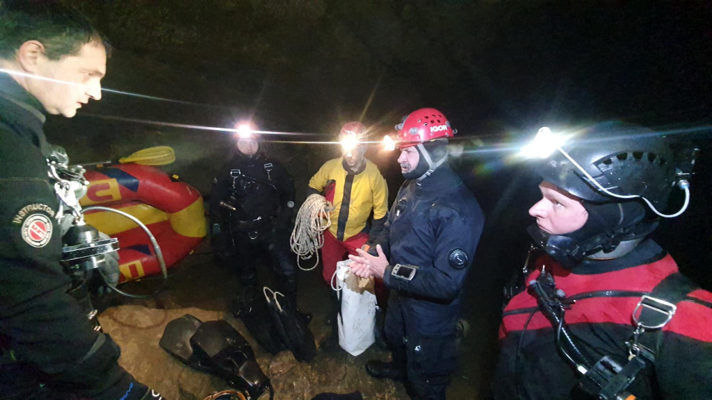 &lt;p&gt;Spašavanje tročlane obitelji i dvoje vodiča koji su ostali zarobljeni u Križnoj jami na području Cerknice u Sloveniji&lt;/p&gt;