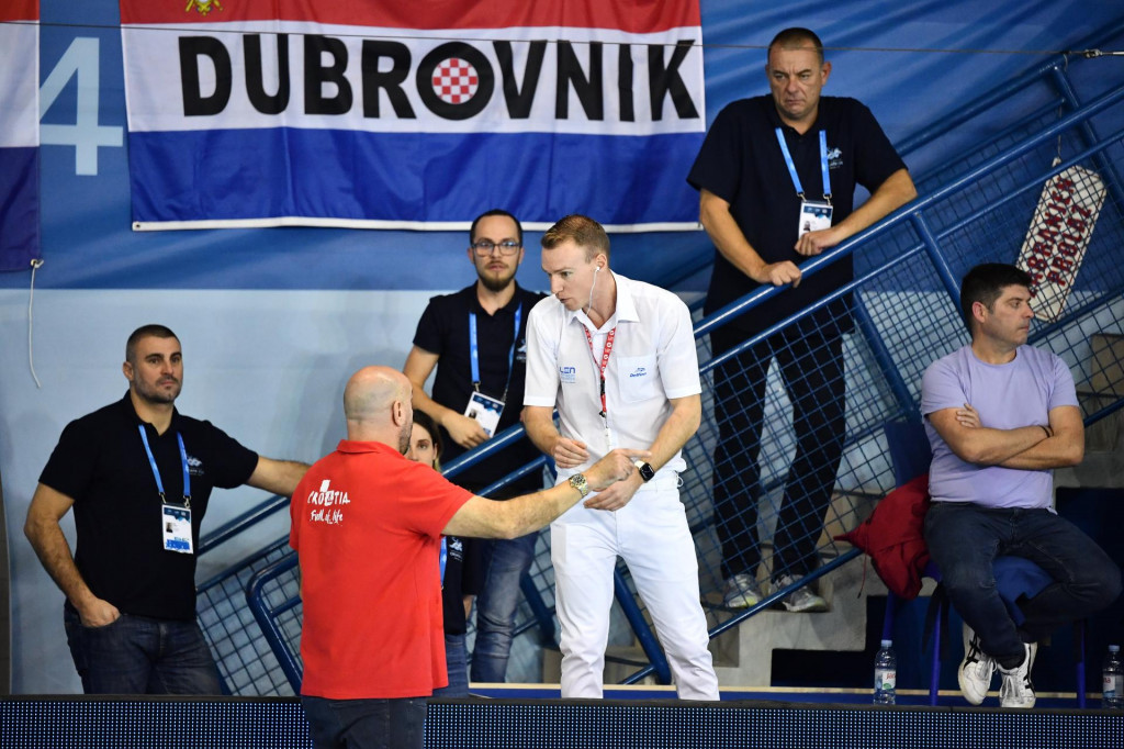 &lt;p&gt;Dubrovnik, 080124.&lt;br&gt;
Gradski bazen u Gruzu.&lt;br&gt;
Europsko prvenstvo u vaterpolu 2024.&lt;br&gt;
Preliminarna utakmica skupine A, Crna Gora - Hrvatska.&lt;br&gt;
Na fotografiji: Ivica Tucak, Tamas Kovacs Csatlos.&lt;br&gt;