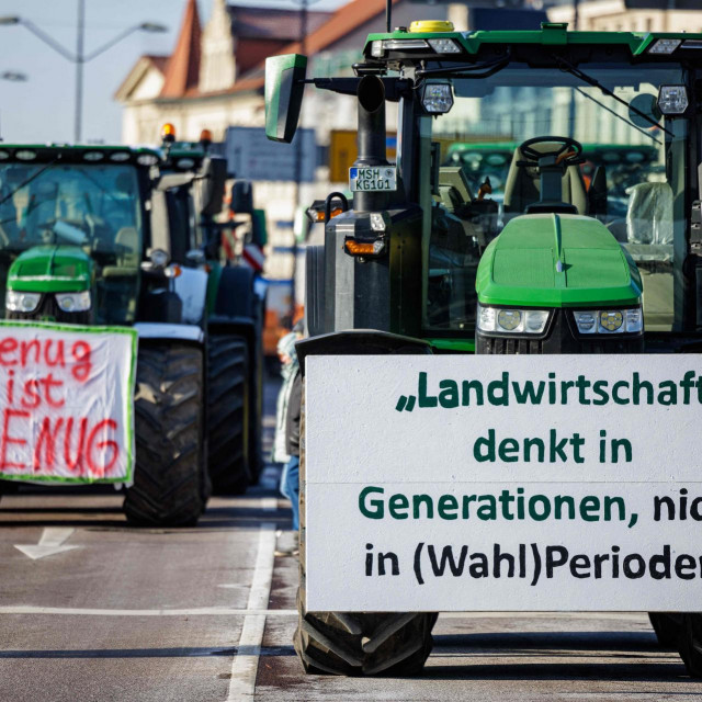 &lt;p&gt;Njemačka vlada je pod pritiskom pristala na manje rezove poljoprivrednih subvencija od onih prvotno planiranih, no to ne zadovoljava seljake&lt;/p&gt;