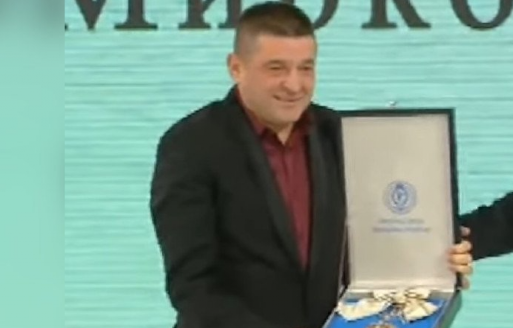 &lt;p&gt;Presretni Baja prima odlikovanje od Dodika&lt;/p&gt;