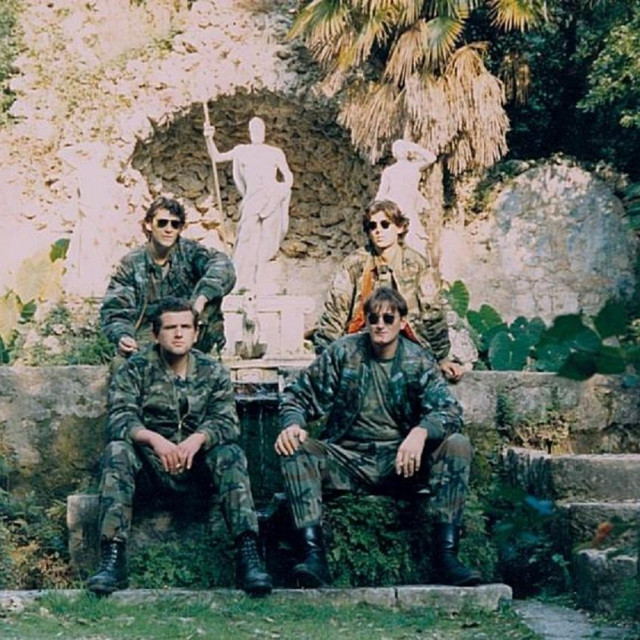 &lt;p&gt;Ivan Šabić i Mate Patrlj (gornji red) sa suborcima Draganom Puljićem i Matom Medvidovićem (donji red) na dubrovačkom ratištu 1992. godine&lt;/p&gt;