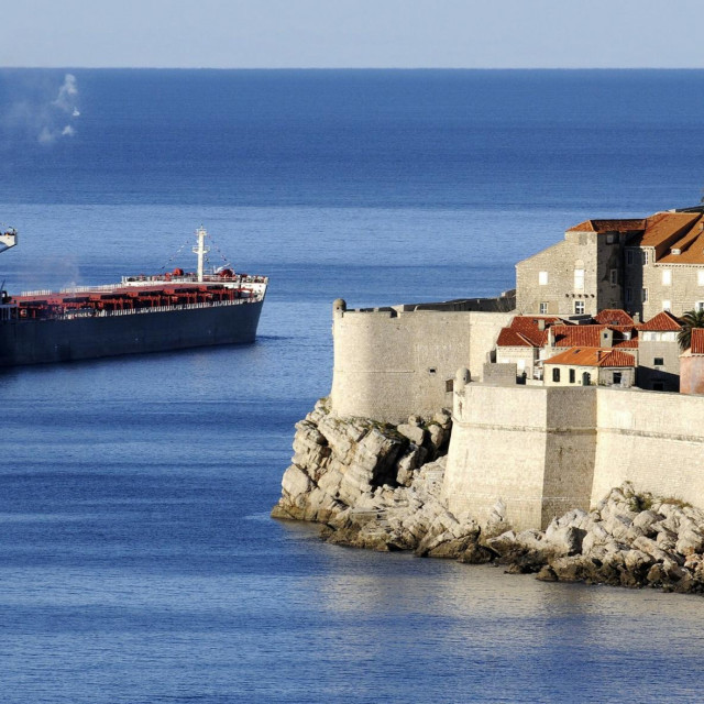 &lt;p&gt;Brod Zagreb Atlantske plovidbe plovi iz dubrovačke zidine&lt;/p&gt;
